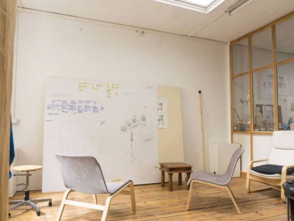 Schreibtischplatz in München (Neuhausen-Nymphenburg) – Kreative Atelier-Bürogemeinschaft mit Werkstattbereich in — Bild 1
