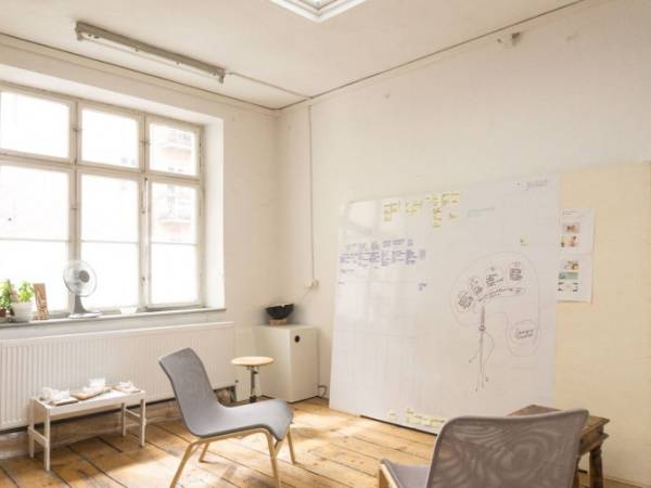 Schreibtischplatz in München (Neuhausen-Nymphenburg) – Kreative Atelier-Bürogemeinschaft mit Werkstattbereich in — Bild 2