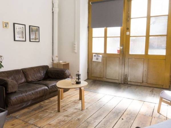 Schreibtischplatz in München (Neuhausen-Nymphenburg) – Kreative Atelier-Bürogemeinschaft mit Werkstattbereich in — Bild 3
