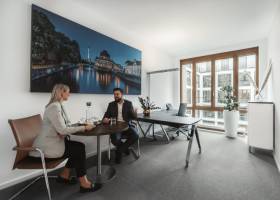 Chefbüro mit Besprechungsecke 2 Gäste