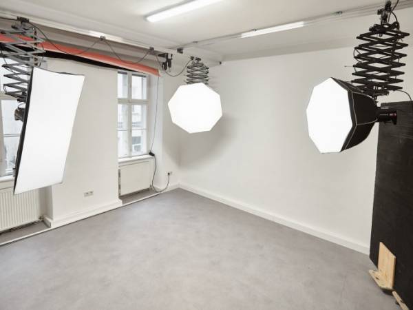 Büroplätze in Kreativmanufaktur mit Fotostudio zu vermieten — Bild 3