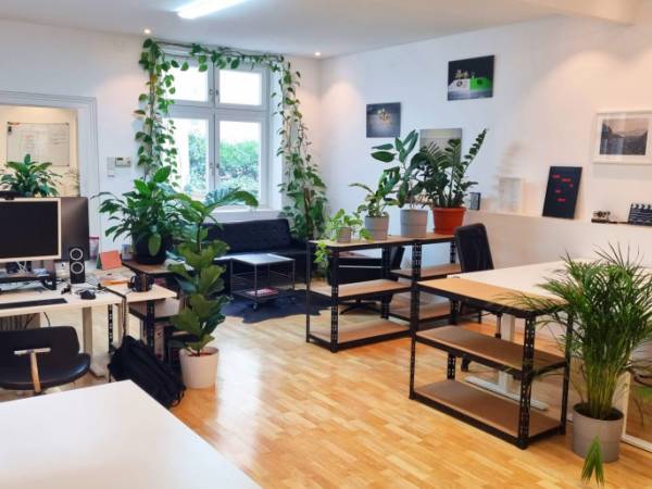 Büroplätze in Kreativmanufaktur mit Fotostudio zu vermieten — Bild 1