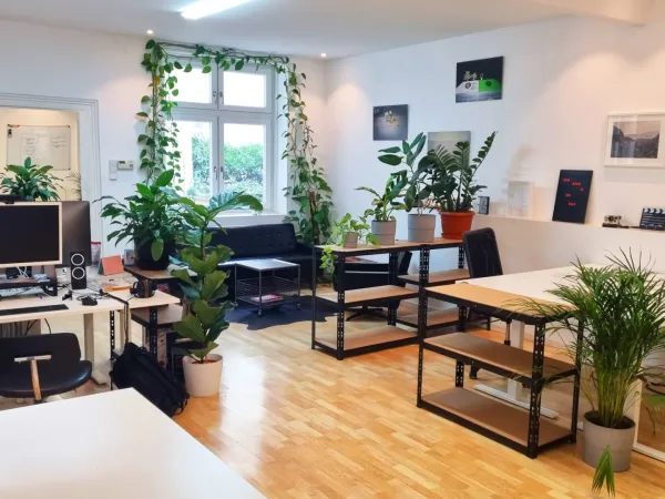 Schreibtischplatz in Wien (Neubau) – Kreative Bürogemeinschaft mit Studiozugang in Wien-Neubau — Bild 1