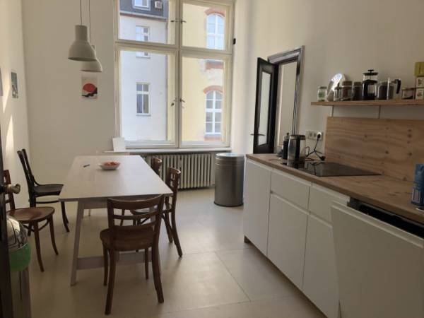 Schreibtischplatz in Berlin (Kreuzberg) – Helle Bürogemeinschaft im Altbau in Berlin-Kreuzberg — Bild 3