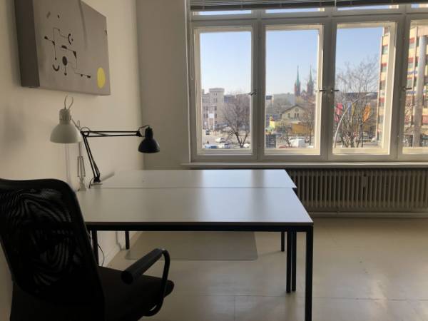Schreibtischplatz in Berlin (Kreuzberg) – Helle Bürogemeinschaft im Altbau in Berlin-Kreuzberg — Bild 1