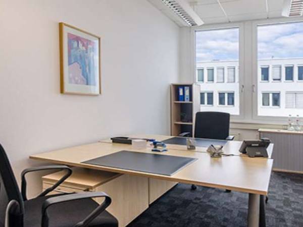 Modernes Business Center mit Coworking & Büros in Stuttgart-Vaihingen — Bild 1