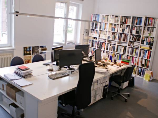 Kreative Bürogemeinschaft im ruhigen Hinterhof in Köln-Sülz — Bild 1
