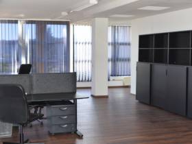 Gut ausgestattete Arbeitsplätze oder Einzelbüros in Friedrichsdorf