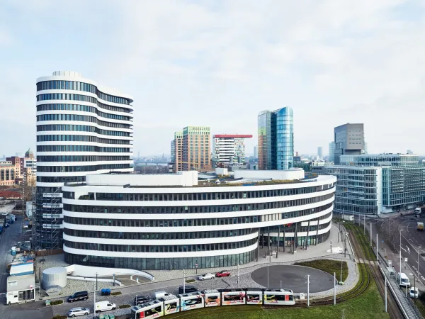 Abschließbares Büro in Düsseldorf (Hafen) – Hochmoderner Coworking Space am Düsseldorfer Hafen — Bild 1