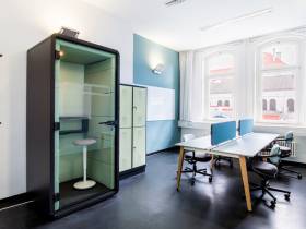 Fester Schreibtisch / Desk im Coworking Space Büro in München