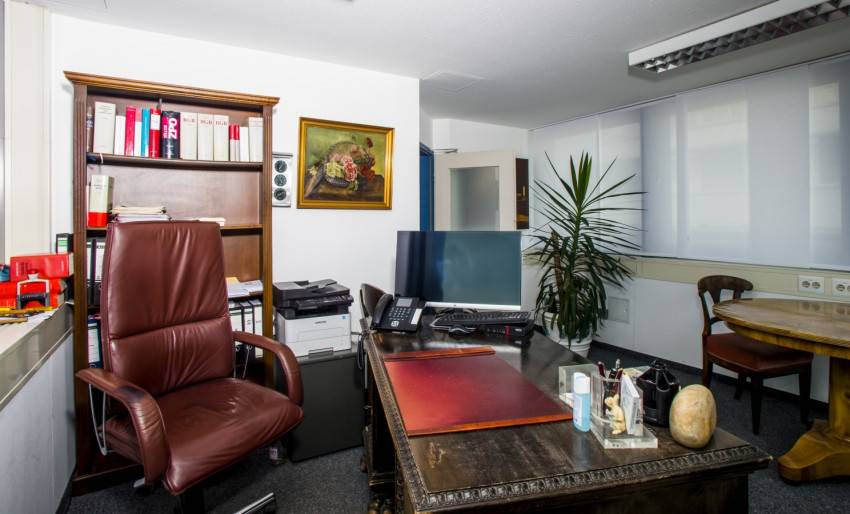 Zentrale Bürogemeinschaft mit Balkon in Stuttgart-Neue Vorstadt