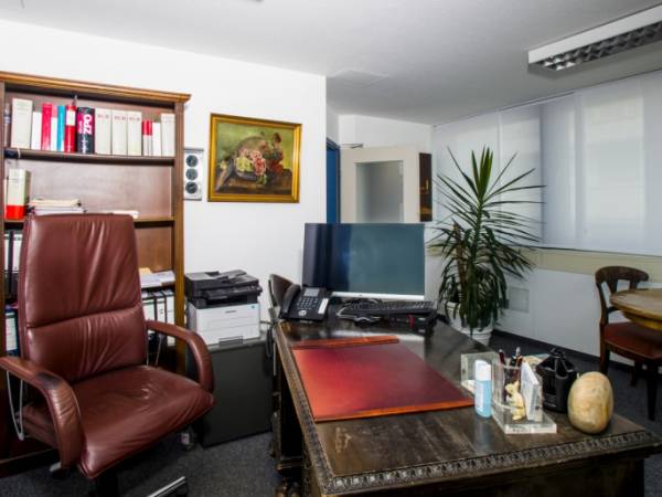 Helle Bürogemeinschaft mit Balkon im Hospitalviertel Stuttgart-Mitte — Bild 4