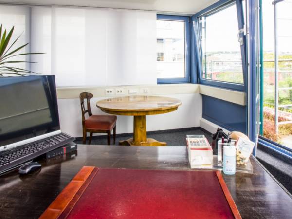 Helle Bürogemeinschaft mit Balkon im Hospitalviertel Stuttgart-Mitte — Bild 7