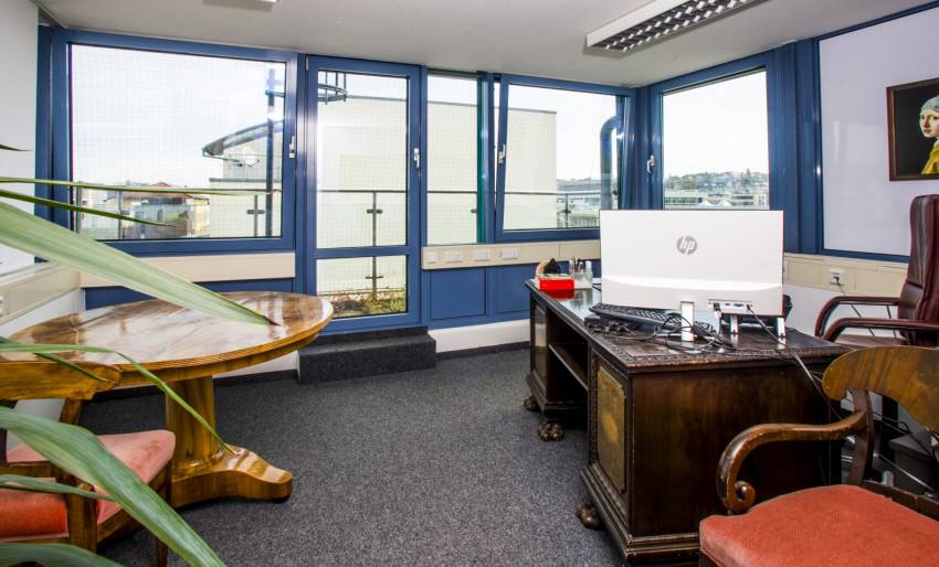 Zentrale Bürogemeinschaft mit Balkon in Stuttgart-Neue Vorstadt