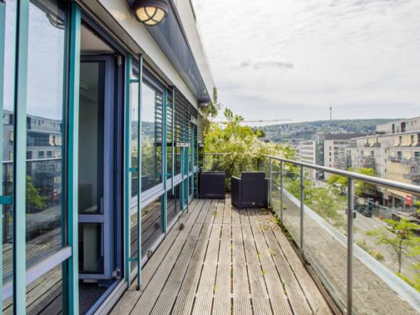 Helle Bürogemeinschaft mit Balkon im Hospitalviertel Stuttgart-Mitte — Bild 1