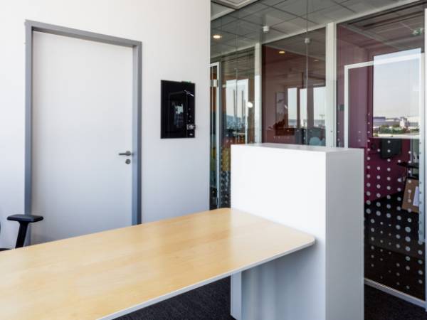 Helle und modern ausgestattete Arbeitsplätze in tollem Neubau — Bild 1