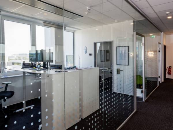 Helle und modern ausgestattete Arbeitsplätze in tollem Neubau — Bild 2