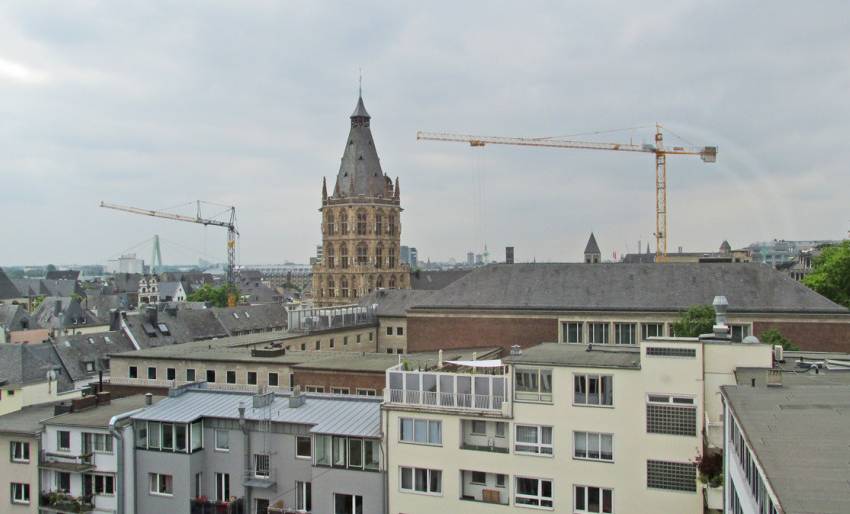 Büroraum mit Blick auf das Rathaus
