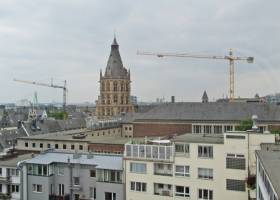 Büroraum mit Blick auf das Rathaus
