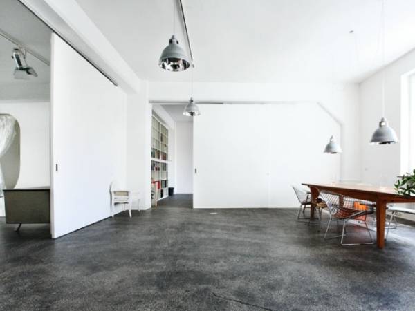 Schreibtischplatz in München (Ludwigsvorstadt-Isarvorstadt) – Arbeitstische in Kreativbüro im Industrial-Loft style — Bild 3