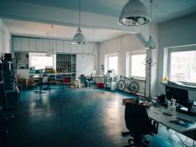 Arbeitstische in Kreativbüro im Industrial-Loft style