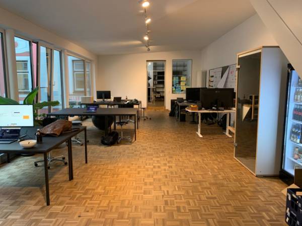 Schreibtischplatz in München (Ludwigsvorstadt-Isarvorstadt) – Moderne Bürogemeinschaft mit Dachterrasse in — Bild 1