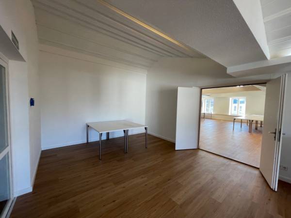 Großzügige Bürofläche mit Balkon und Blick in den Park — Bild 2