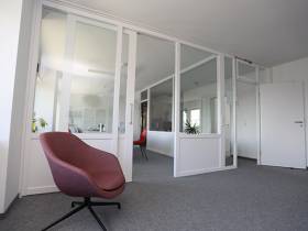 Zentrale, lichtdurchflutete Büroetage für 10-15 AP mit Dachterrasse