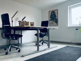 Arbeitsplätze in heller Fläche und angenehmer Raumatmosphäre