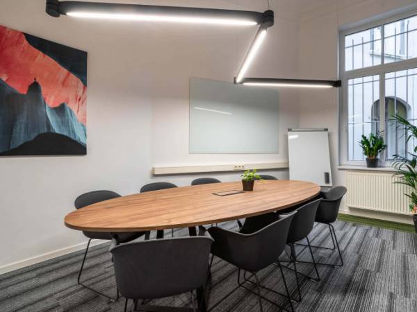 Stilvolle Coworking-Arbeitsplätze und Büros im Altbau in — Bild 3