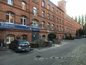 Zwei Arbeitsplätze in altem Fabrikgebäude mitten in Berlin-Moabit