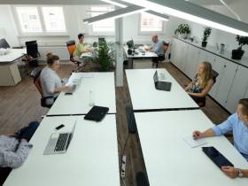Schöne und moderne Bürofläche mit Meetingraum