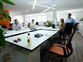 Schöne und moderne Bürofläche mit Meetingraum