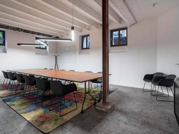 Stilvolle Coworking-Arbeitsplätze und Büros im Altbau in — Bild 4