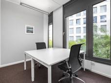 Schöne flexible Arbeitsplätze und Büroräume mit voller Ausstattung