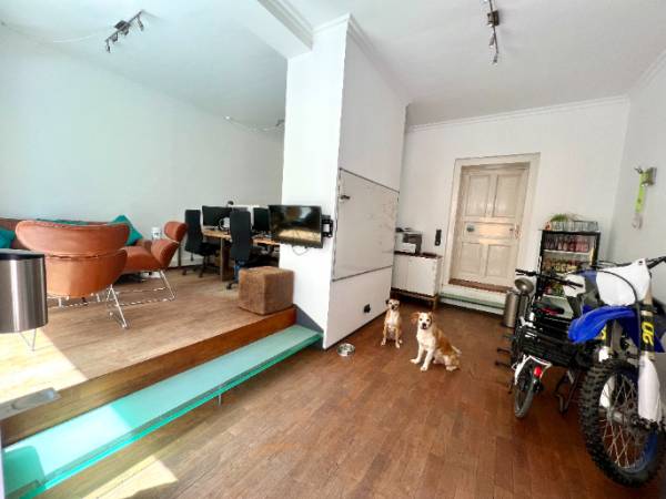 Schreibtischplatz in München (Altstadt-Lehel) – Hundefreundliche Bürogemeinschaft im Altbau-Ladenbüro in — Bild 2