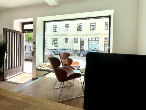 Schreibtischplatz in München (Altstadt-Lehel) – Hundefreundliche Bürogemeinschaft im Altbau-Ladenbüro in — Bild 1
