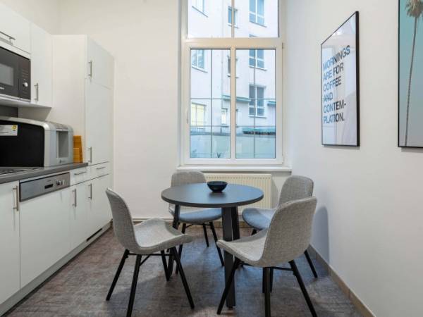 Stilvolle Coworking-Arbeitsplätze und Büros im Altbau in — Bild 6