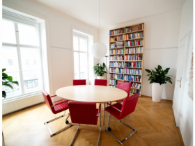 Arbeitsplatz in einem sonnigen Altbau mit Blick auf den Donaukanal