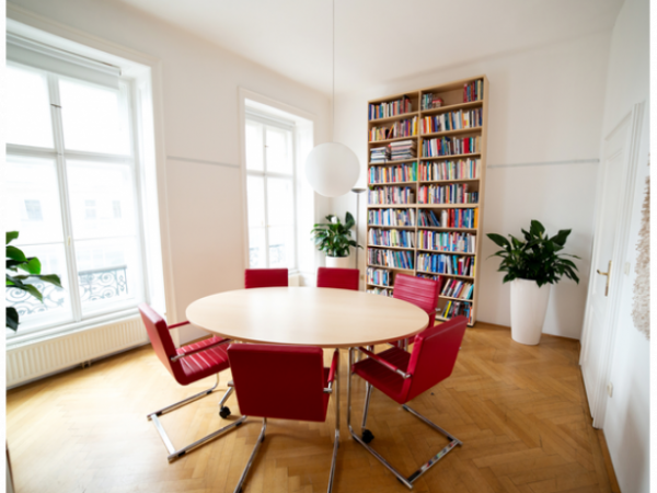 Arbeitsplatz in einem sonnigen Altbau mit Blick auf den Donaukanal — Bild 2