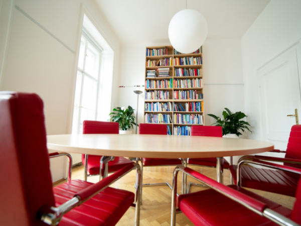 Arbeitsplatz in einem sonnigen Altbau mit Blick auf den Donaukanal — Bild 3