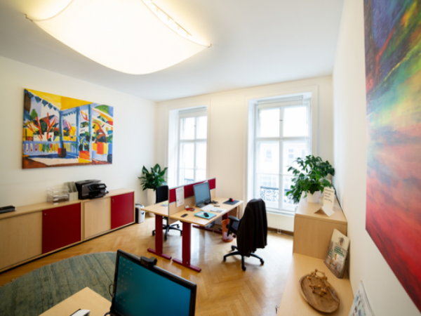 Arbeitsplatz in einem sonnigen Altbau mit Blick auf den Donaukanal — Bild 5