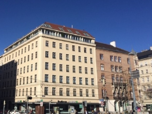 Arbeitsplatz in einem sonnigen Altbau mit Blick auf den Donaukanal — Bild 7