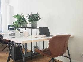 Schöne Schreibtischplätze in charmantem Coworking