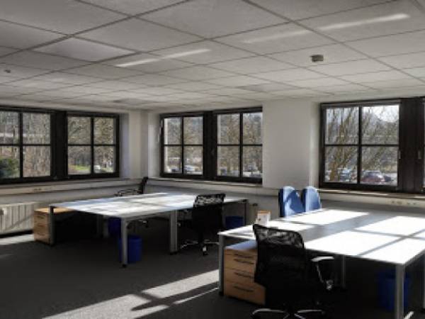 Flexible Arbeitsplätze in moderner Coworking-Gemeinschaft in — Bild 1
