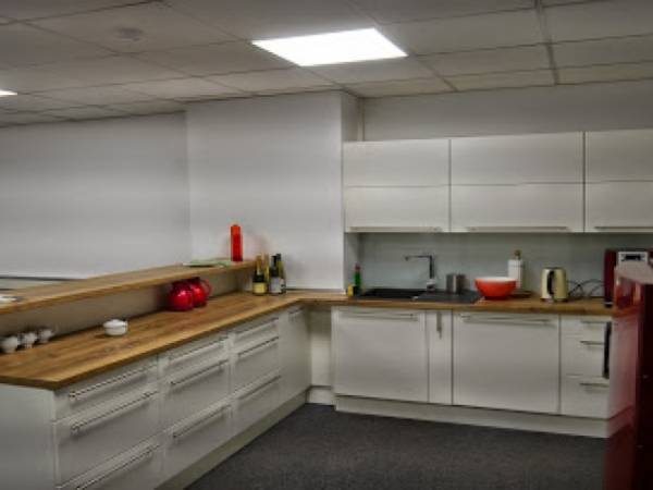 Flexible Arbeitsplätze in moderner Coworking-Gemeinschaft in — Bild 3