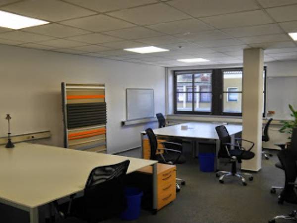 Flexible Arbeitsplätze in moderner Coworking-Gemeinschaft in — Bild 4