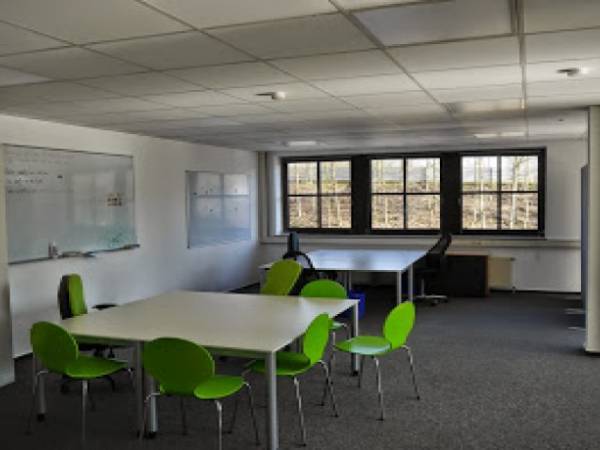 Flexible Arbeitsplätze in moderner Coworking-Gemeinschaft in — Bild 5