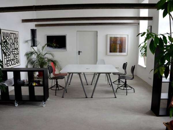 Freie Arbeitsplätze in einem neu renovierter Co-Working Space zu vermieten — Bild 1