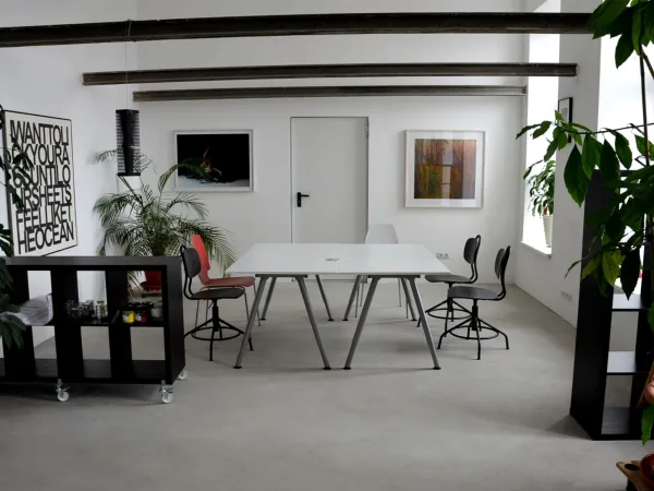 Schreibtischplatz in Wien (Favoriten) – Freie Arbeitsplätze in einem neu renovierter Co-Working Space zu vermieten — Bild 1